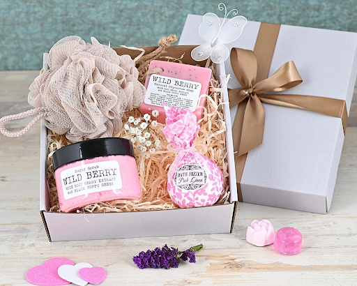 Creative Gift Hampers Ideas for Corporate Clients and Employees Gift